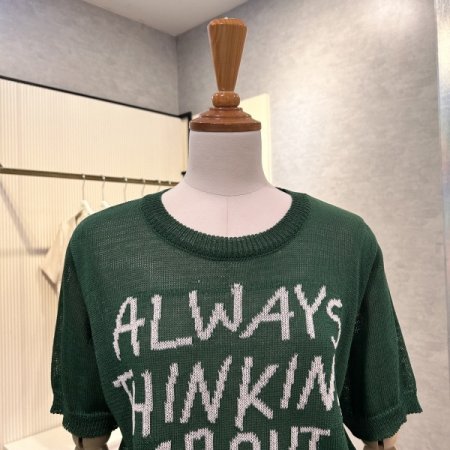 라운드 넥 레터링 니트