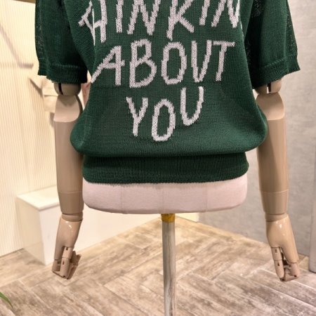 라운드 넥 레터링 니트