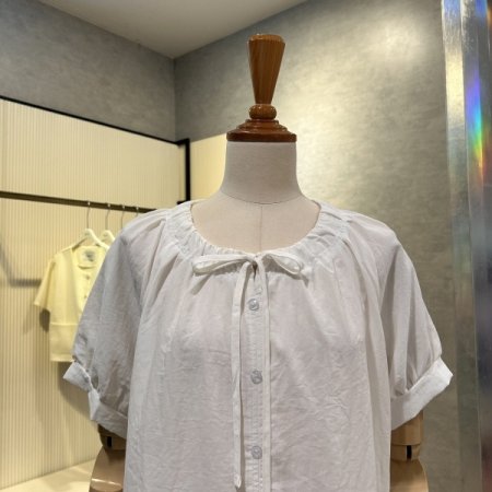 셔링 스트랩 단추 블라우스