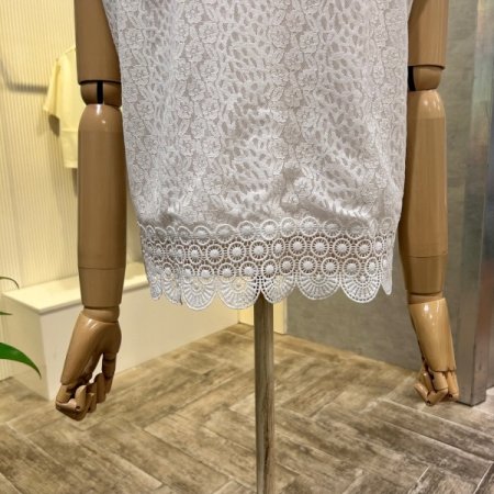 레이스 패턴 민소매 블라우스