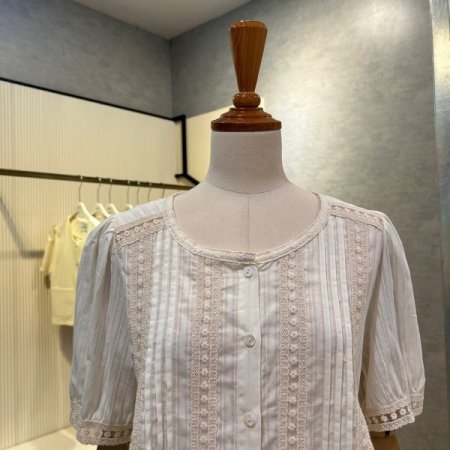 레이스 자수 라인 블라우스