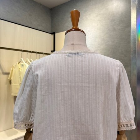 레이스 자수 라인 블라우스