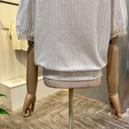 레이스 자수 라인 블라우스
