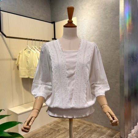 레이스 배색 펀칭 블라우스