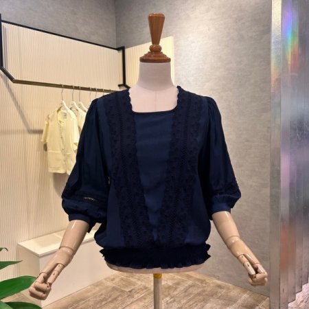 레이스 배색 펀칭 블라우스