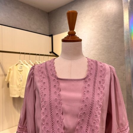 레이스 배색 펀칭 블라우스