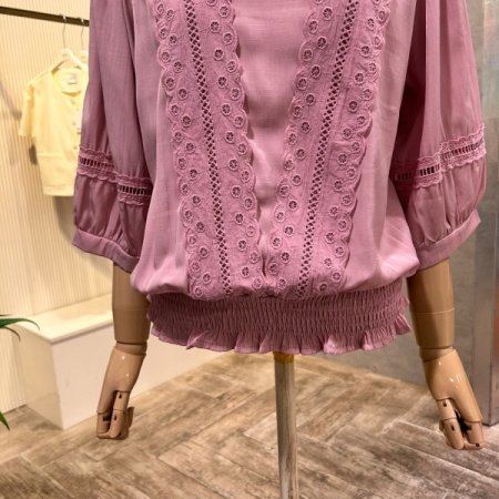 레이스 배색 펀칭 블라우스