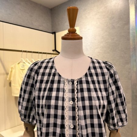 레이스 라인 체크 패턴 블라우스