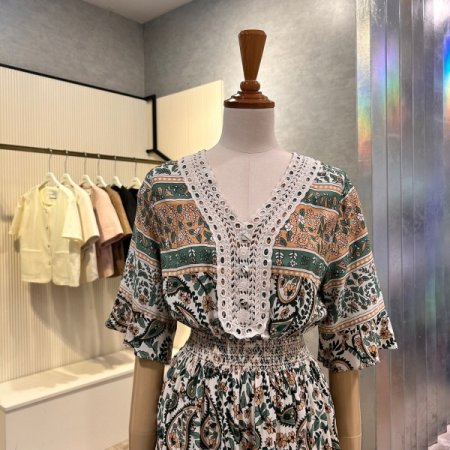 레이스 브이넥 셔링 원피스