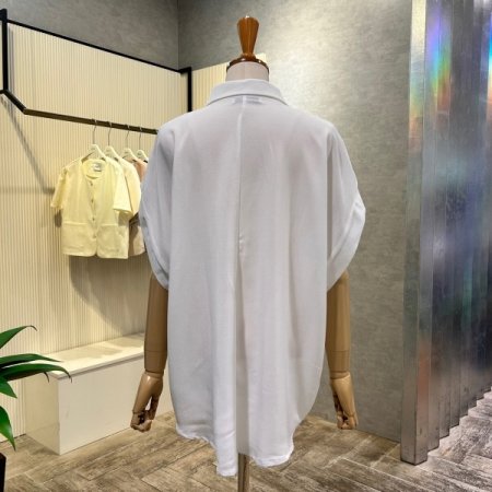 카라 V넥 언발 셔링 블라우스