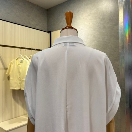 카라 V넥 언발 셔링 블라우스