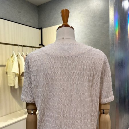 V넥 엠보싱 단추 블라우스