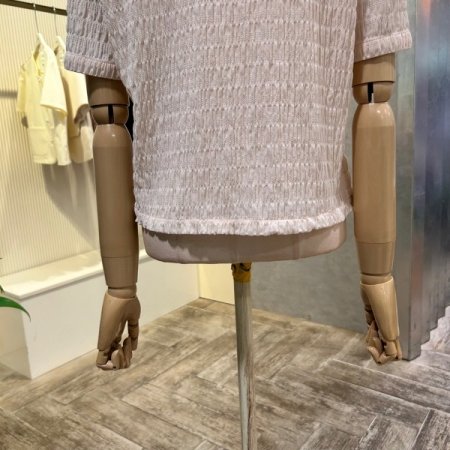 V넥 엠보싱 단추 블라우스