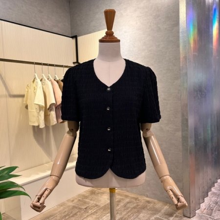 입체 패턴 단추 블라우스