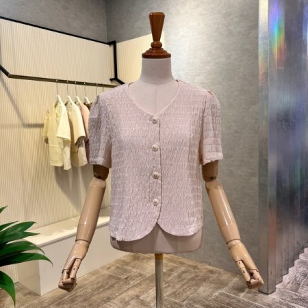 입체 패턴 단추 블라우스