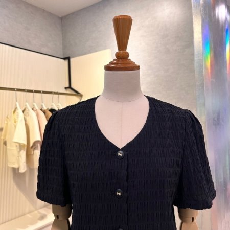 입체 패턴 단추 블라우스