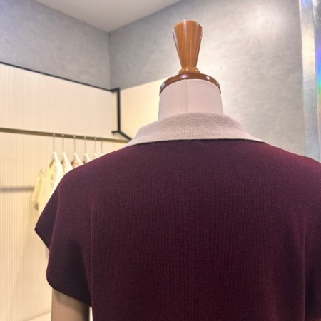 캡소매 배색 카라 니트