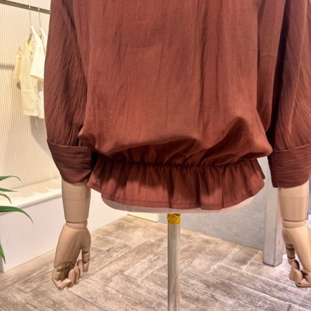 셔링 언발 카라 밴딩 블라우스