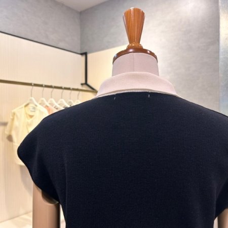 캡소매 배색 카라 니트