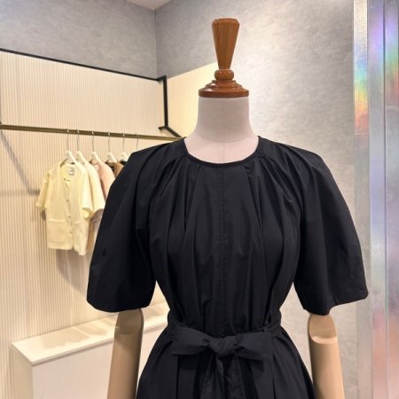 벨티드 플리츠 라인 원피스