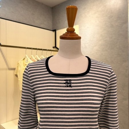 스퀘어넥 배색 티셔츠