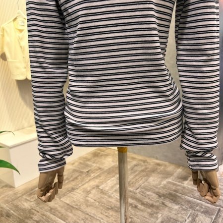 스퀘어넥 배색 티셔츠