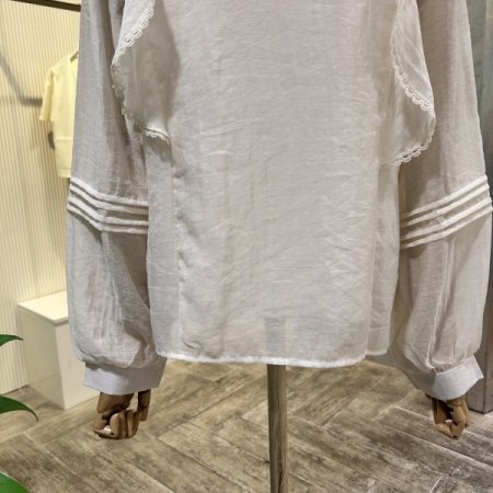 레이스 프릴 라인 블라우스