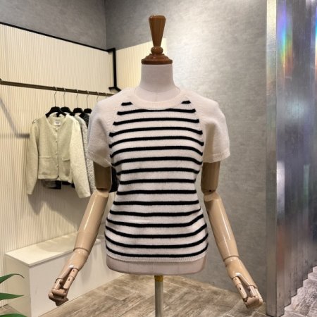 스트라이프 배색 라운드 니트