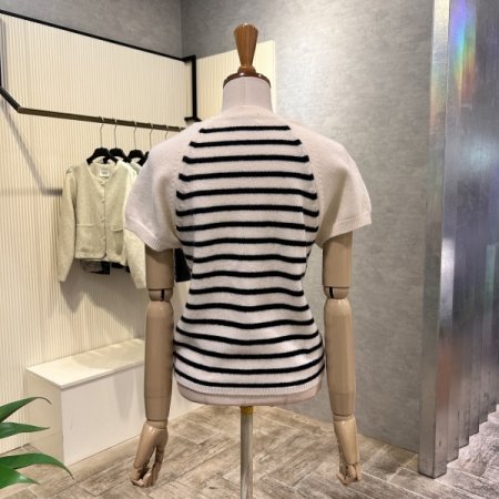 스트라이프 배색 라운드 니트