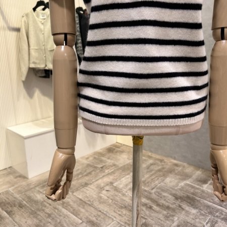 스트라이프 배색 라운드 니트
