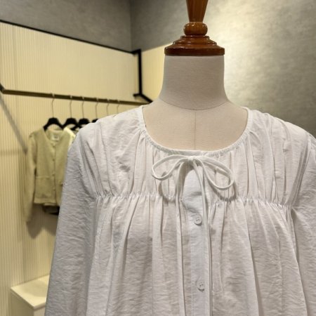 셔링 밴딩 라인 프릴 블라우스