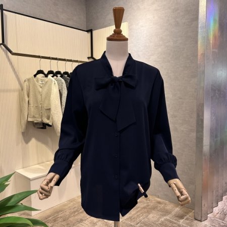 V넥 스트랩 단추 블라우스