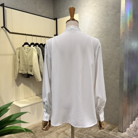 V넥 스트랩 단추 블라우스