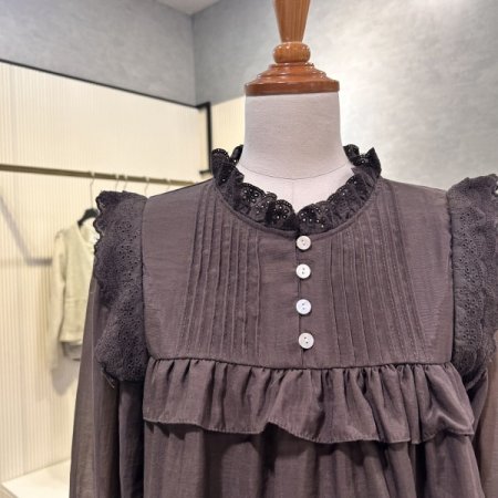 캉캉 자수 프릴 블라우스