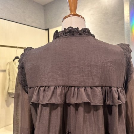 캉캉 자수 프릴 블라우스