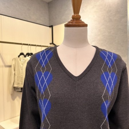 브이넥 하트 패턴 니트