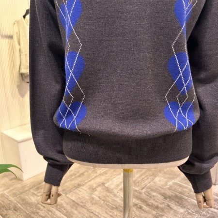 브이넥 하트 패턴 니트