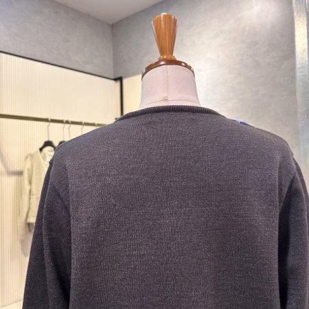 브이넥 하트 패턴 니트