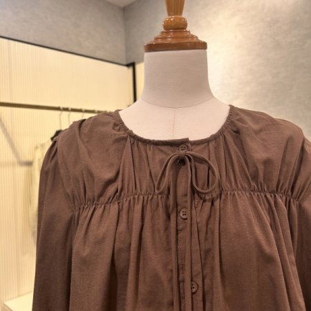 프릴 셔링 밴딩 라인 블라우스