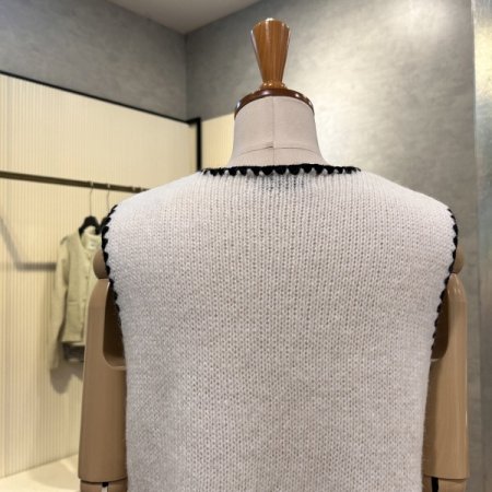 배색 라인 플라워 베스트