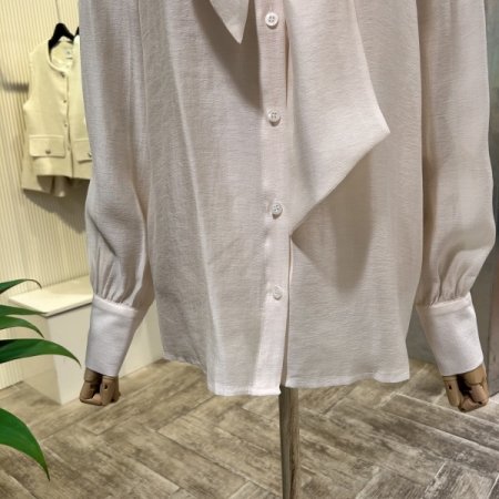 플리츠 스트랩 단추 블라우스