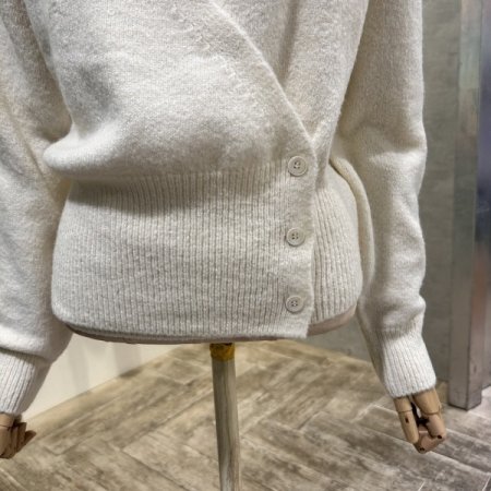 랩 스타일 단추 니트