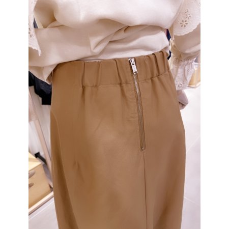 맞턱 디테일 미디 기장 스커트