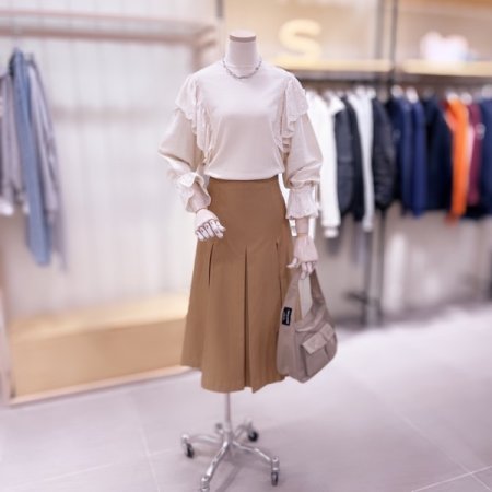 어깨소매 스칼럽 레이스 장식 티셔츠