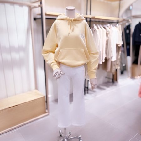 엠버시 자수 후드 티셔츠