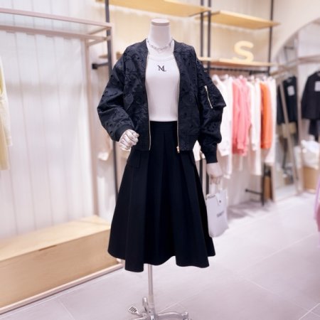 모티브 아일렛 자수소재 점퍼