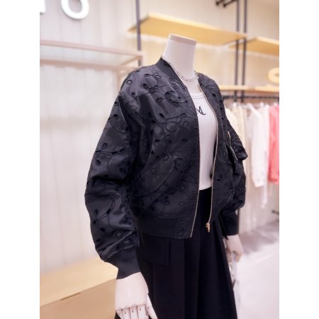 모티브 아일렛 자수소재 점퍼