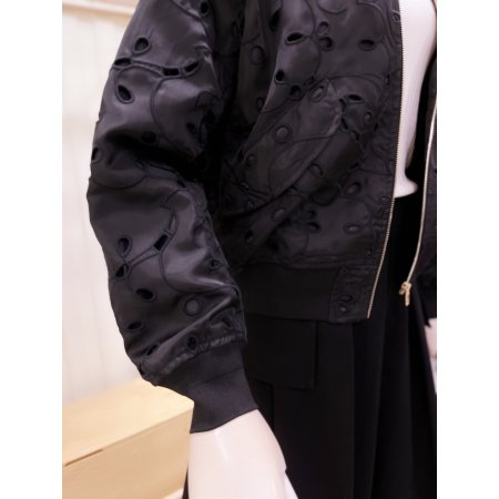 모티브 아일렛 자수소재 점퍼