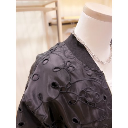 모티브 아일렛 자수소재 점퍼