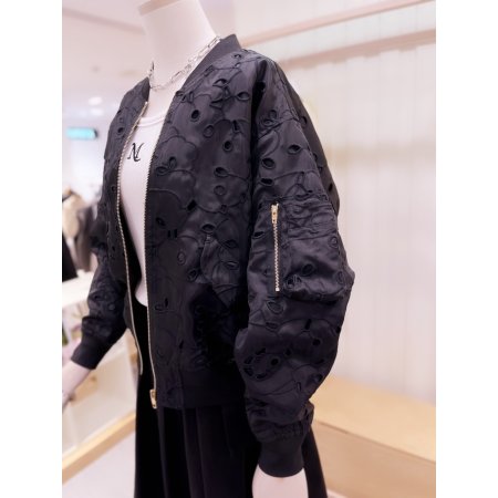 모티브 아일렛 자수소재 점퍼